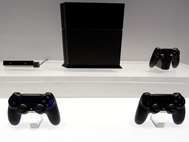 Die Playstation 4 und ihrere Peripherie im Schaufenster. Die Playstation 4 und ihrere Peripherie im Schaufenster.
