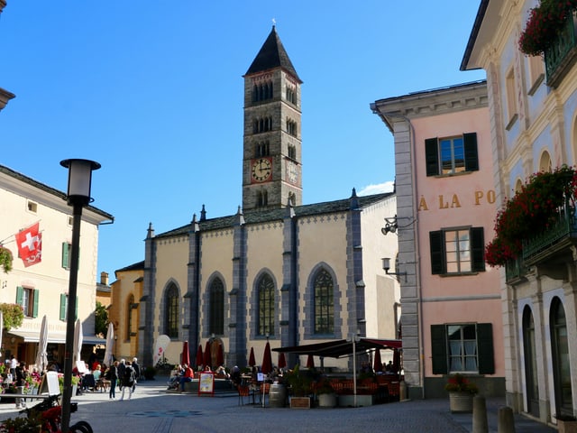Blick auf den Dorfplatz von Poschiavo