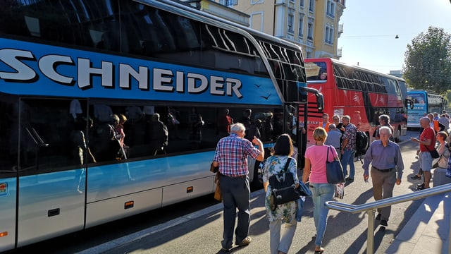 Passagiere warten vor Autobussen. Passagiere warten vor Autobussen.