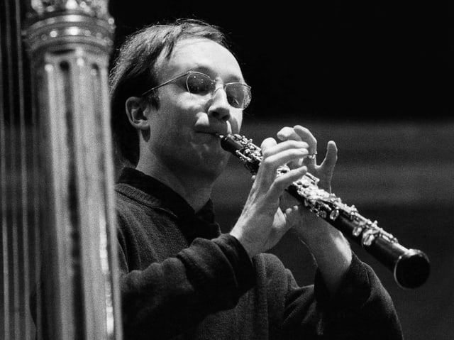 Mann mitte 30 speilt Oboe. Mann mitte 30 speilt Oboe.