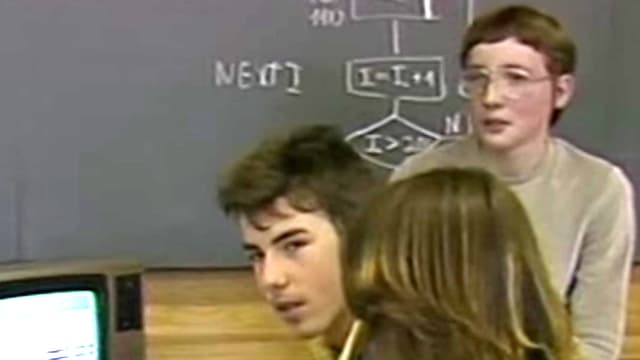 Das Bild zeigt den jungen Piero Stinelli mit seinem zukünftigen Mitarbeiter (mit Nerd-Brille). Das Bild zeigt den jungen Piero Stinelli mit seinem zukünftigen Mitarbeiter (mit Nerd-Brille).