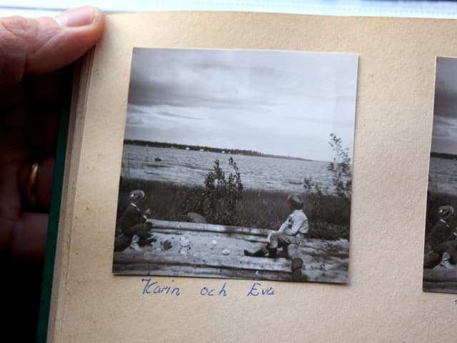 Albumseite mit Schwarz-Weiss-Foto von Kindern am Meer. Albumseite mit Schwarz-Weiss-Foto von Kindern am Meer.