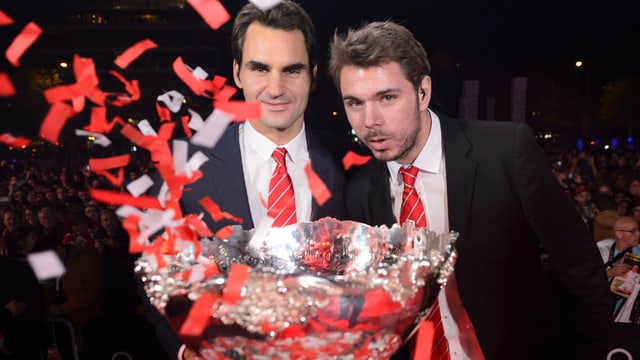 Federer und Wawrinka posieren zusammen mit der Davis-Cup-Trophäe. Federer und Wawrinka posieren zusammen mit der Davis-Cup-Trophäe.
