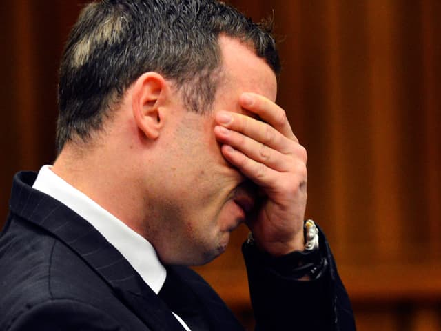 Pistorius hält sich die Hand vor den Mund