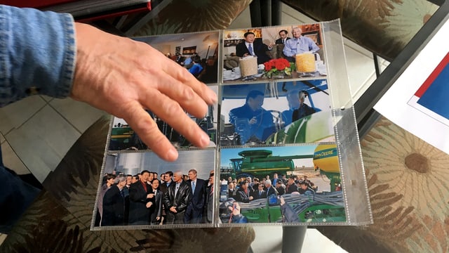 Rick Kimberley's Hand. Sie liegt auf einem Bogen mit Fotografien. Rick Kimberley's Hand. Sie liegt auf einem Bogen mit Fotografien.