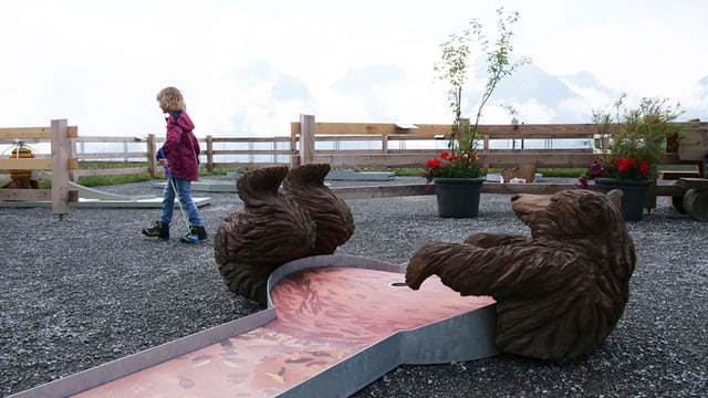 Minigolfanlage mit dreidimensionalem Bär Minigolfanlage mit dreidimensionalem Bär
