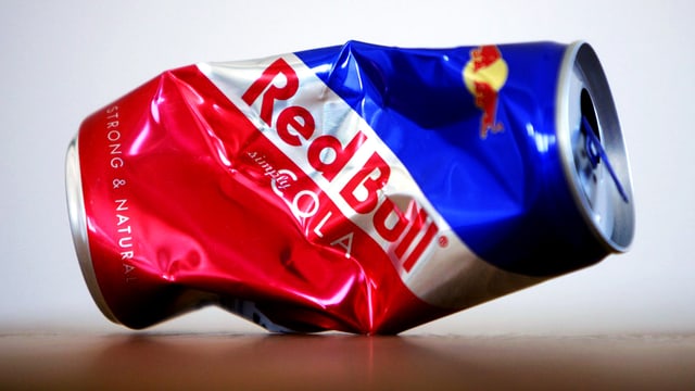 Eine zerknüllte Dose mit der Aufschrift «Red Bull». Eine zerknüllte Dose mit der Aufschrift «Red Bull».