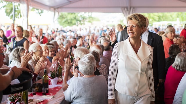 Karin Keller Sutter schreitet durch das voll besetzte Fetzelt Karin Keller Sutter schreitet durch das voll besetzte Fetzelt