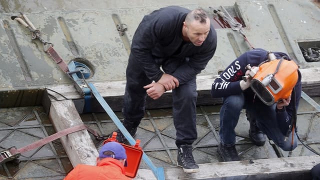 Taucher machen sich bereit, um in der Donau nach den vermissten Personen nach dem Unglück in Budapest zu suchen. Taucher machen sich bereit, um in der Donau nach den vermissten Personen nach dem Unglück in Budapest zu suchen.