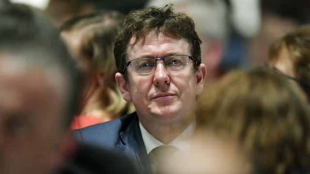 Albert Rösti sitzt zwischen SVP-Parteigängern Albert Rösti sitzt zwischen SVP-Parteigängern