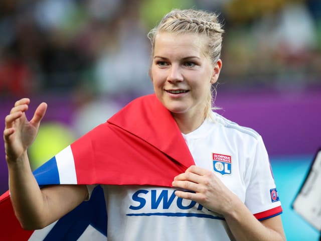 Hegerberg im Dress von Olympique Lyon mit der norwegischen Fahne auf der Schulter Hegerberg im Dress von Olympique Lyon mit der norwegischen Fahne auf der Schulter