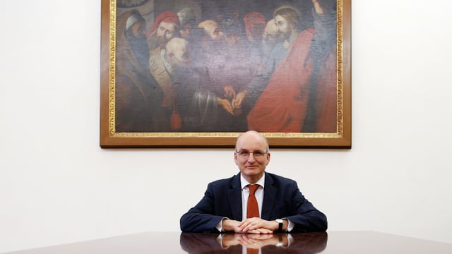 Der Chef der Vatikan-Bank, Ernst von Freyberg, sitzt an einem grossen Glastisch Der Chef der Vatikan-Bank, Ernst von Freyberg, sitzt an einem grossen Glastisch