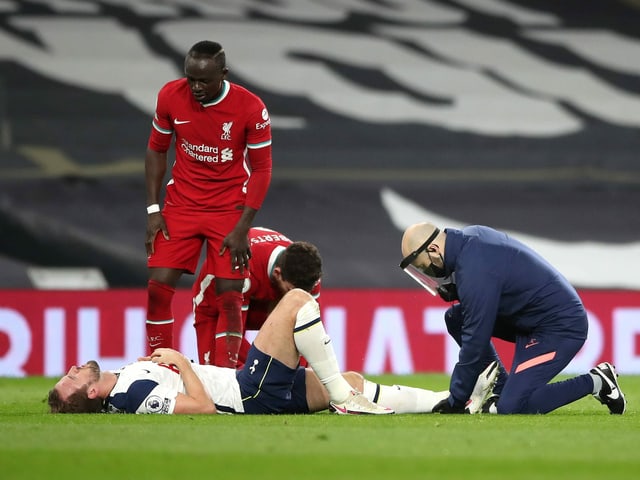 Harry Kane verletzt am Boden. Harry Kane verletzt am Boden.