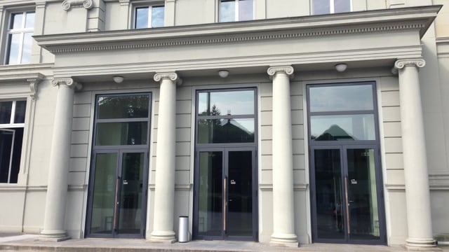 Das Kultur- und Kongresszentrum Kuk in Aarau von aussen betrachtet, mit den 4 Säulen beim Eingang. Das Kultur- und Kongresszentrum Kuk in Aarau von aussen betrachtet, mit den 4 Säulen beim Eingang.