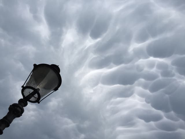 Wolken über Laterne