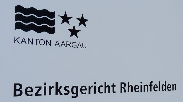 Schild am Bezirksgericht Rheinfelden Schild am Bezirksgericht Rheinfelden