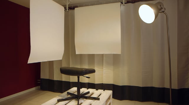 In einem Teil des Raumes befindet sich ein Hocker, der durch Paletten erhöht da steht. Gut ausgeleuchtet und mit Papierrollen die perfekte Airbrush-Kabine. In einem Teil des Raumes befindet sich ein Hocker, der durch Paletten erhöht da steht. Gut ausgeleuchtet und mit Papierrollen die perfekte Airbrush-Kabine.