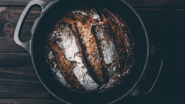 Sauerteigbrot in einem Gusseisenbräter: Sauerteigbrot in einem Gusseisenbräter: