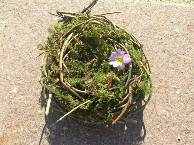 Selbst gebasteltes Osternest mit Zweigen und Moos Selbst gebasteltes Osternest mit Zweigen und Moos