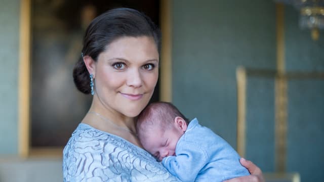 Kronprinzessin Victoria hält Prinz Oscar im Arm. Kronprinzessin Victoria hält Prinz Oscar im Arm.