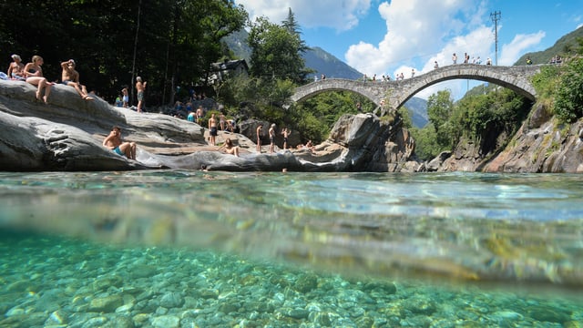 klares Wasser und Brücke über Verzasca-Fluss klares Wasser und Brücke über Verzasca-Fluss