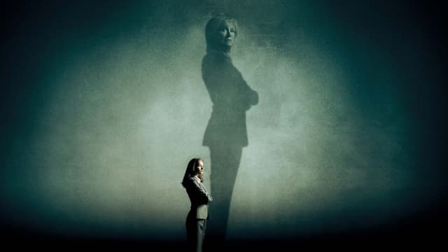 Eine Frau steht in einem dunkeln Raum. Ihr Schatten fällt dramatisch auf die Wand. Auf der Wand ist in dem Schatten wieder ein Frauengesicht zu erkennen. Eine Frau steht in einem dunkeln Raum. Ihr Schatten fällt dramatisch auf die Wand. Auf der Wand ist in dem Schatten wieder ein Frauengesicht zu erkennen.