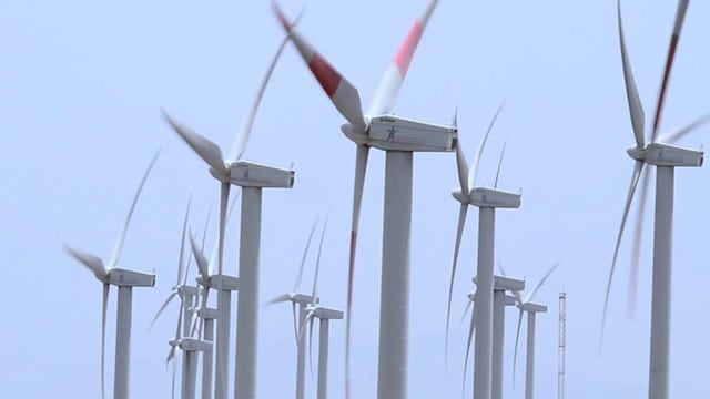 Mehrere Windräder aneinander gereiht Mehrere Windräder aneinander gereiht