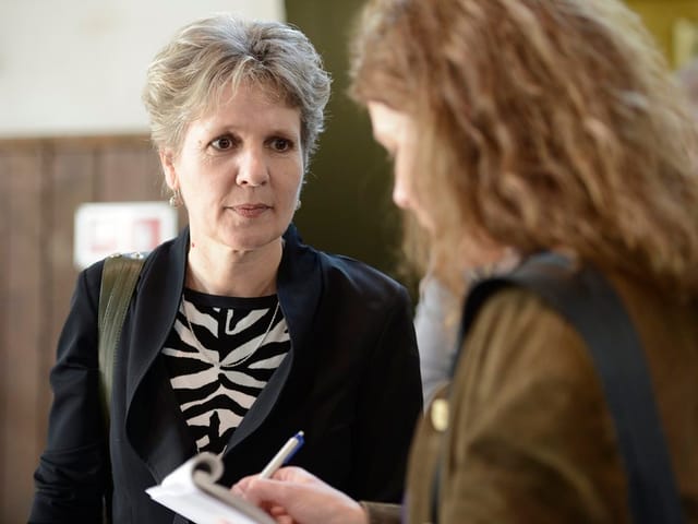 Brigit Wyss gibt einer Zeitungsjournalistin ein Interview nach den Wahlen in Solothurn. Brigit Wyss gibt einer Zeitungsjournalistin ein Interview nach den Wahlen in Solothurn.