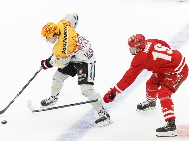 Killian Mottet im Zweikampf mit Lausannes Josh Jooris. Killian Mottet im Zweikampf mit Lausannes Josh Jooris.