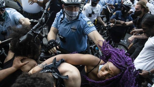 Zusammenstoss der Polizei mit Demonstranten Zusammenstoss der Polizei mit Demonstranten