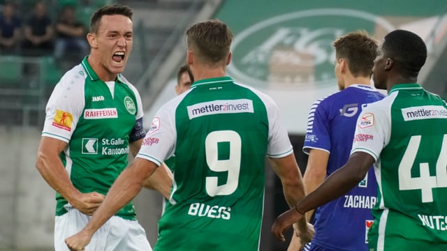 Silvan Hefti feiert sein ersten Pflichtspiel-Tor im St. Galler Trikot. Silvan Hefti feiert sein ersten Pflichtspiel-Tor im St. Galler Trikot.