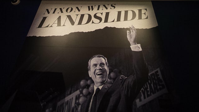 Nicon wins landslide steht über einem Foto von Nixon. Nicon wins landslide steht über einem Foto von Nixon.