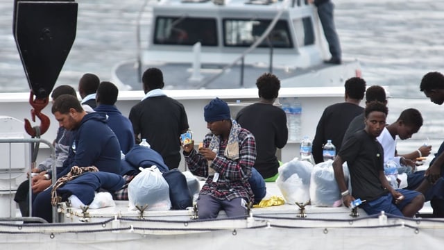 Flüchtlinge auf einem Boot. Flüchtlinge auf einem Boot.