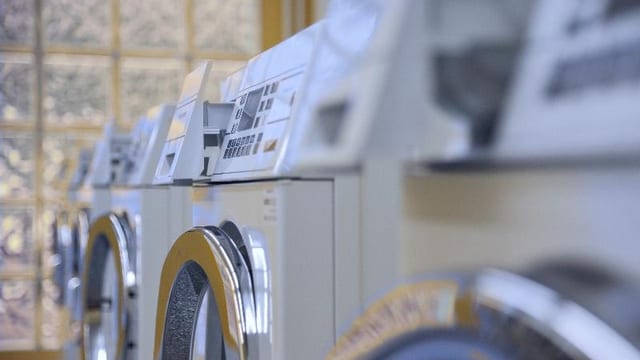 Waschmaschinen in einer Reihe