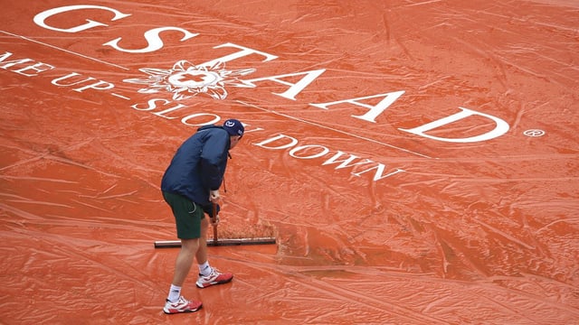 Der Sand auf dem Tennisturnier-Spielfeld in Gstaad wird bereitgemacht. Der Sand auf dem Tennisturnier-Spielfeld in Gstaad wird bereitgemacht.