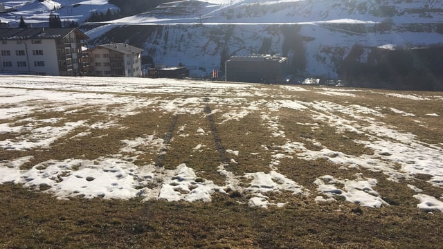 l'auto ha laschà enavos fastizs. l'auto ha laschà enavos fastizs.