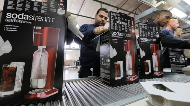Fabrikarbeiter verpacken Sodastream. Fabrikarbeiter verpacken Sodastream.