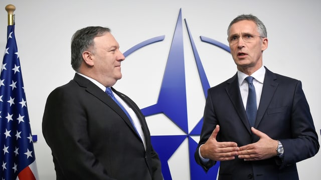 Pompeo und Stoltenberg vor einer US-Flagge und einem Nato-Emblem. Pompeo und Stoltenberg vor einer US-Flagge und einem Nato-Emblem.