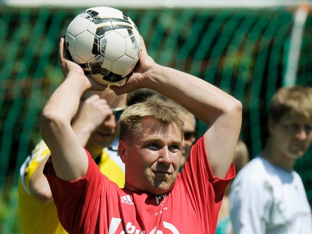 Toni Brunner beim Fussballspielen