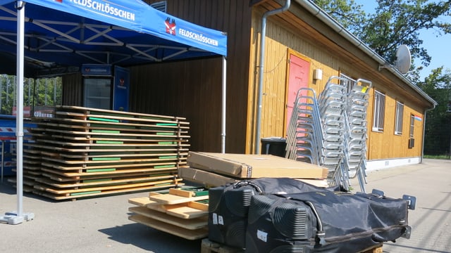 Holzbänke und -tische liegen vor dem Clubhaus des FC Wyler Holzbänke und -tische liegen vor dem Clubhaus des FC Wyler