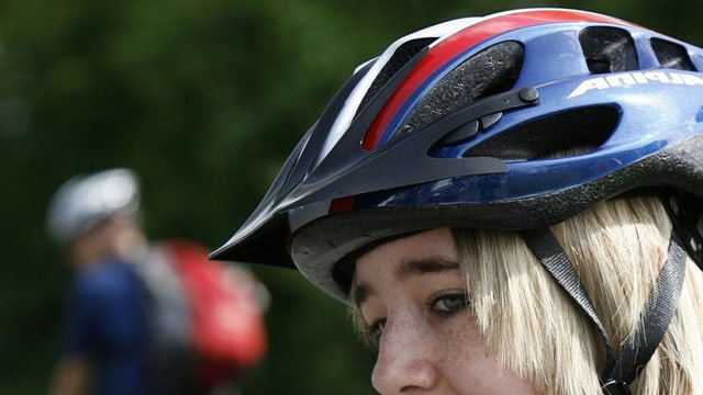 Frau mit Velohelm. Frau mit Velohelm.