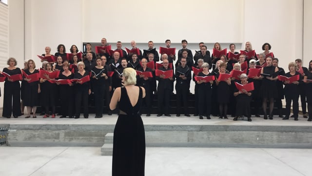 Ils dus chors en acziun cun la dirigenta dal chor Pontanima, Alma Aganspahic. Ils dus chors en acziun cun la dirigenta dal chor Pontanima, Alma Aganspahic.