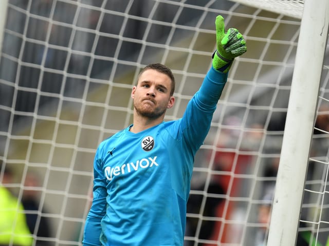 Sandhausen-Torhüter Marcel Schuhen hebt den Daumen.