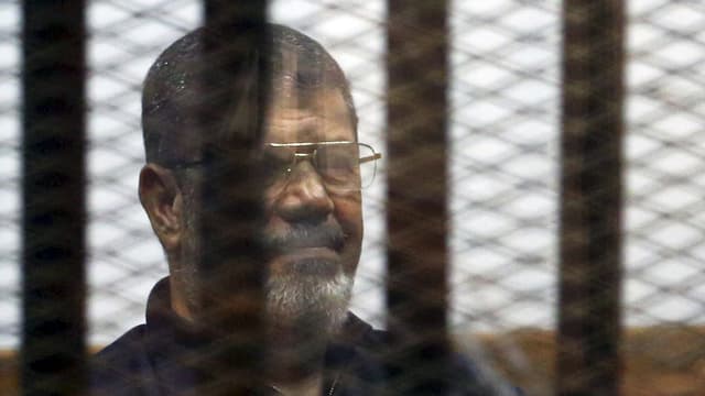 Mursi 2015 bei einer Gerichtsverhandlung in Kairo Mursi 2015 bei einer Gerichtsverhandlung in Kairo