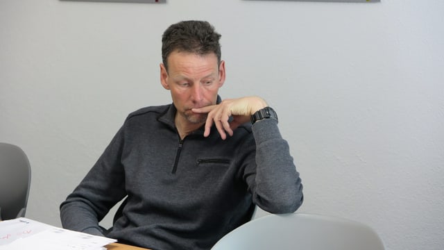 Mann sitzt Mann sitzt