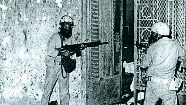 Zwei Soldaten in der Grosse Moschee. Sie sind bewaffnet. Zwei Soldaten in der Grosse Moschee. Sie sind bewaffnet.