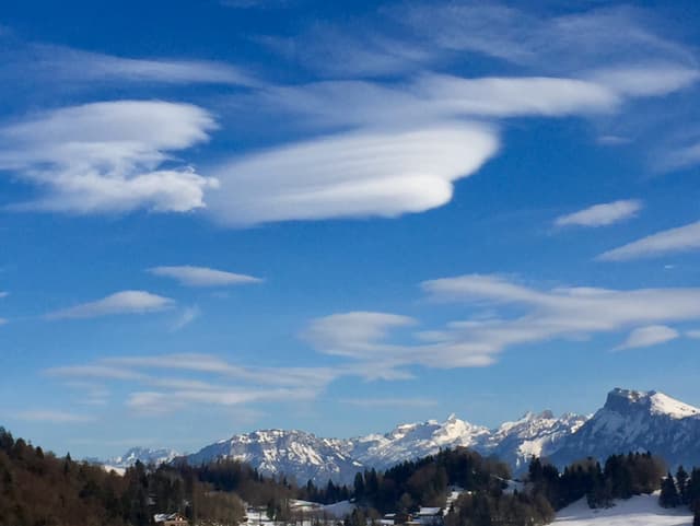 Mehrere Föhnfische am sonst blauen Himmel über dem Bürgenstock.