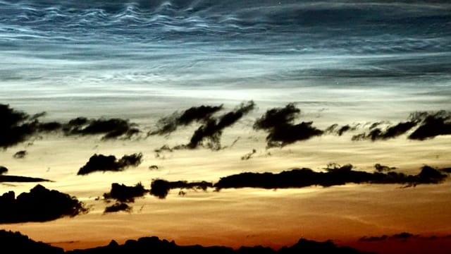 Abendstimmung mit dunklen Quellwolken und silbernen Leuchtenden Nachtwolken. Abendstimmung mit dunklen Quellwolken und silbernen Leuchtenden Nachtwolken.