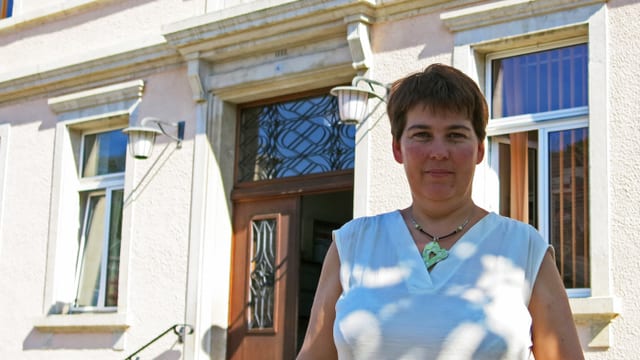 Eine Frau blickt in die Kamera. Eine Frau blickt in die Kamera.