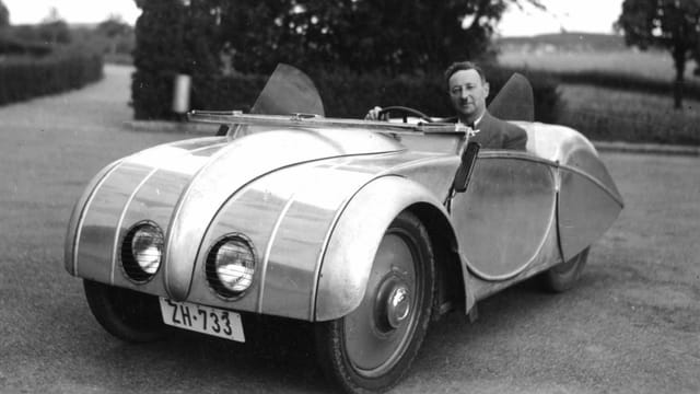 Zu sehen Josef Ganz in einem Auto in dern Schweiz. Zu sehen Josef Ganz in einem Auto in dern Schweiz.